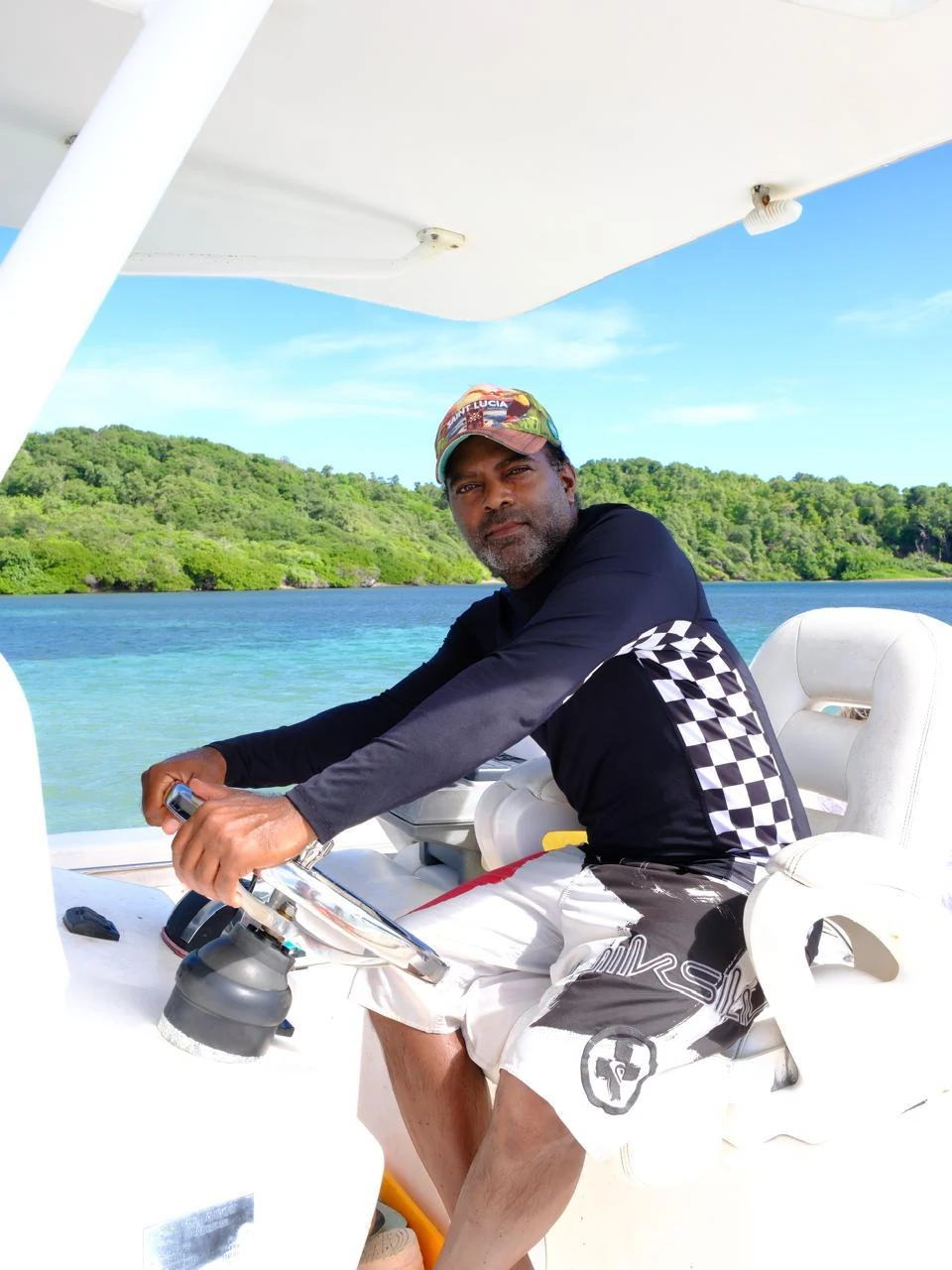Le capitaine à la barre du bateau dans la baie du François
