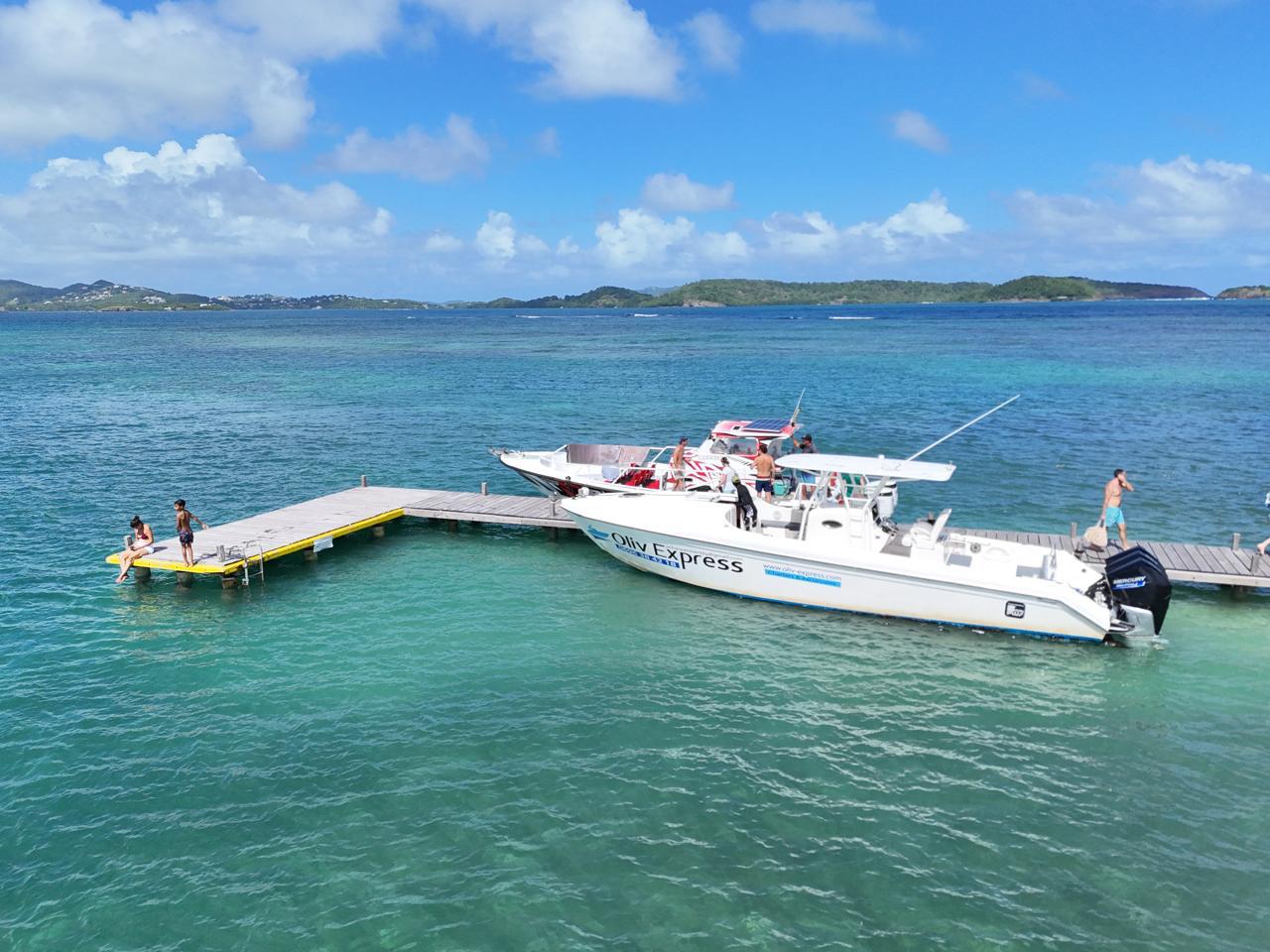 Oliv Express au ponton, eaux turquoise